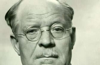 Николай Нилович Бурденко – член Академии наук СССР, академик и первый президент Академии медицинских наук СССР, Герой Социалистического Труда, главный хирург Красной армии, генерал-полковник медицинской службы.